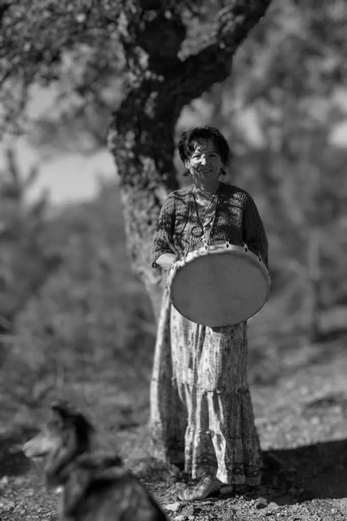 Natalia Aragon et son tambour, en noir et blanc, sous un chêne